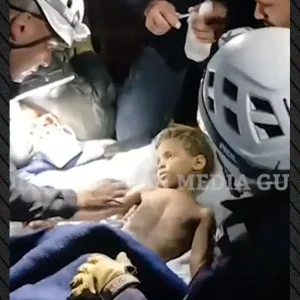 Δείτε βίντεο: Η συγκλονιστική στιγμή που διασώστες βγάζουν ζωντανό 3χρονο παιδί από τα χαλάσματα στο Καράκας