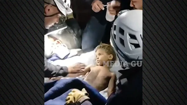Δείτε βίντεο: Η συγκλονιστική στιγμή που διασώστες βγάζουν ζωντανό 3χρονο παιδί από τα χαλάσματα στο Καράκας