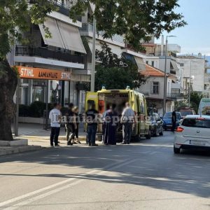 Λαμία: Τροχαίο με μηχανάκι σε διασταύρωση - Τραυματία η οδηγός (ΦΩΤΟ)