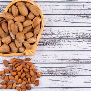 Καρύδια ή αμύγδαλα; Τι ωφελεί περισσότερο την καρδιά και τη χοληστερίνη