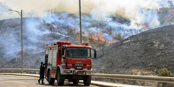 Φωτιά στα Αμπελάκια Σαλαμίνας -Επί τόπου ισχυρές δυνάμεις της Πυροσβεστικής