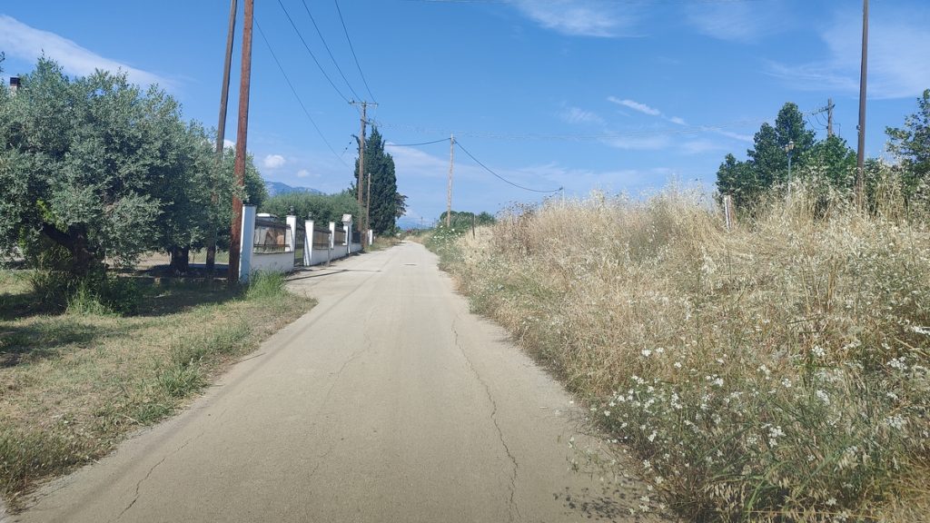 Ροδίτσα: Επικίνδυνη η κατάσταση δίπλα στις γραμμές του τρένου