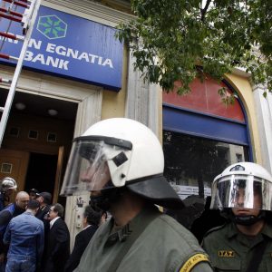 Συνελήφθησαν δύο 42χρονοι για τον εμπρησμό στη Marfin με τους τρεις νεκρούς το 2010, αναζητείται μία 46χρονη