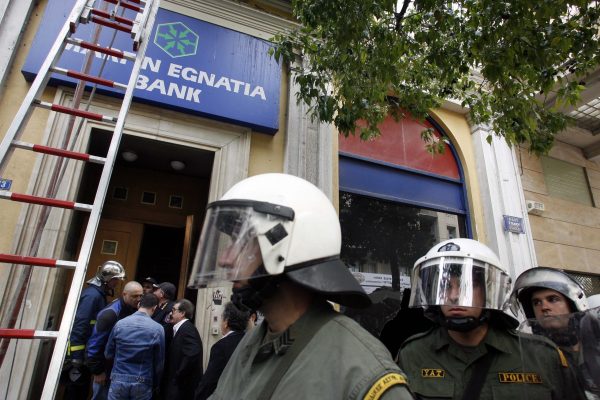 Συνελήφθησαν δύο 42χρονοι για τον εμπρησμό στη Marfin με τους τρεις νεκρούς το 2010, αναζητείται μία 46χρονη