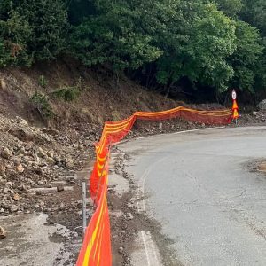 Επικίνδυνος δρόμος για την Καρυά Καμένων Βούρλων