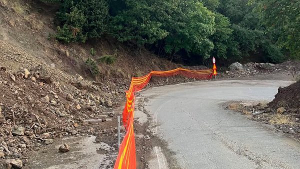 Επικίνδυνος δρόμος για την Καρυά Καμένων Βούρλων