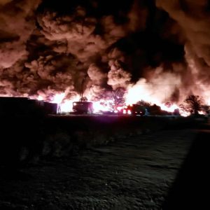 Νύχτα αγωνίας στη Λάρισα - Φωτιά σε εργοστάσιο ανακύκλωσης στο Ομορφοχώρι (BINTEO - ΦΩΤΟ)