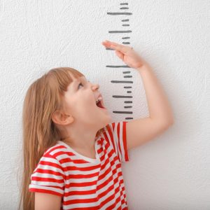 Εφηβεία: Πότε σταματούν να ψηλώνουν τα κορίτσια – Τα ορόσημα της ανάπτυξης