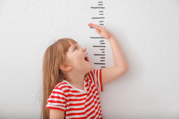 Εφηβεία: Πότε σταματούν να ψηλώνουν τα κορίτσια – Τα ορόσημα της ανάπτυξης