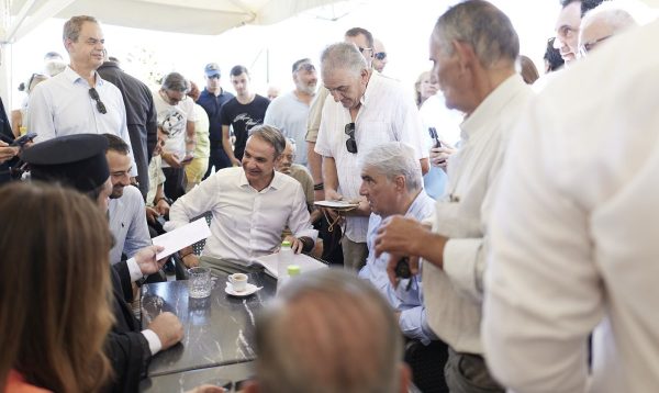 Μητσοτάκης σε πολίτες στη Β. Εύβοια: Σας θέλω έτοιμους, στις επάλξεις, για τις εκλογές που θα γίνουν την άνοιξη του 2027