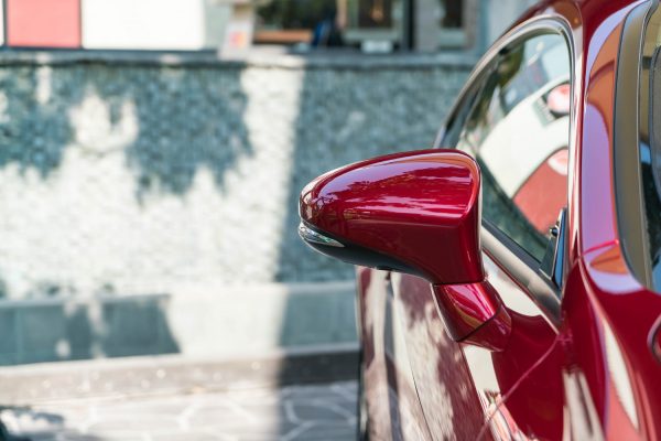 Τα αντικείμενα που δεν πρέπει ποτέ να αφήνετε στο αυτοκίνητο κατά τη διάρκεια του καύσωνα