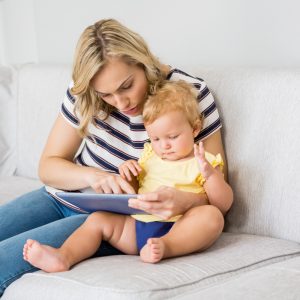 Πόσο επικίνδυνες είναι οι οθόνες για τα παιδιά κάτω των 2 ετών