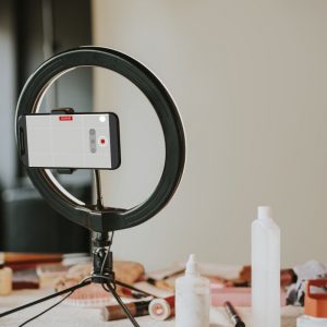Influencer πλήρωσε €70.000 για αναρτήσεις χωρίς τιμολόγια: Οι 5 παγίδες φόρου που στήνει η ΑΑΔΕ