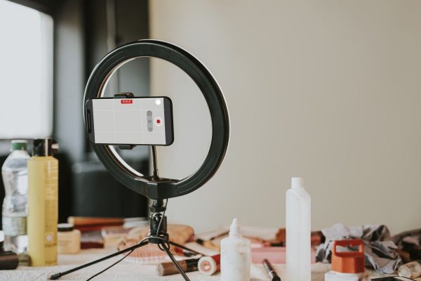 Influencer πλήρωσε €70.000 για αναρτήσεις χωρίς τιμολόγια: Οι 5 παγίδες φόρου που στήνει η ΑΑΔΕ