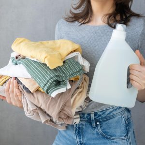 Πόσο συχνά πρέπει να πλένουμε κάθε ρούχο; Ένα ιδιαίτερα πρακτικό σκίτσο