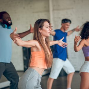 Τα εκπληκτικά οφέλη ενός διαλείμματος μόλις 5′ για χορό – Τι κερδίζει σώμα, μυαλό και διάθεση