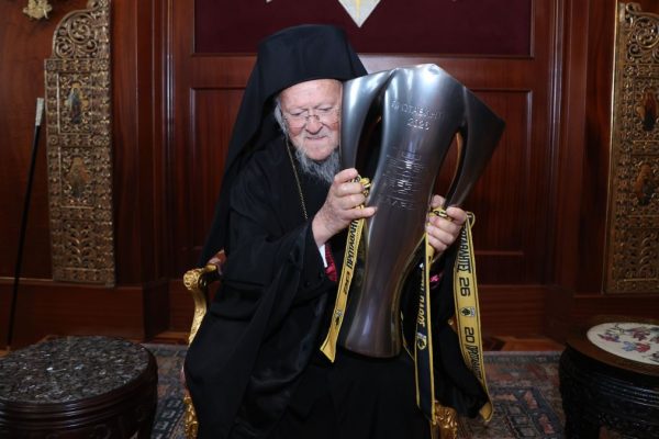 Το τρόπαιο της ΑΕΚ στο Οικουμενικό Πατριαρχείο: «Η ΑΕΚ είναι ιδέα και οι ιδέες δεν πεθαίνουν»