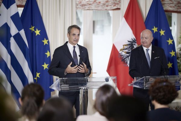 Μητσοτάκης από Αυστρία: Δεν υπάρχουν μαγικές λύσεις για τα καύσιμα, ευρωπαϊκά μέτρα αν ξεφύγει ξανά η κρίση