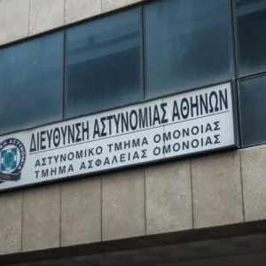Ένοχοι κατά πλειοψηφία οι δυο αστυνομικοί για τον βιασμό 19χρονης μέσα στο ΑΤ Ομόνοιας