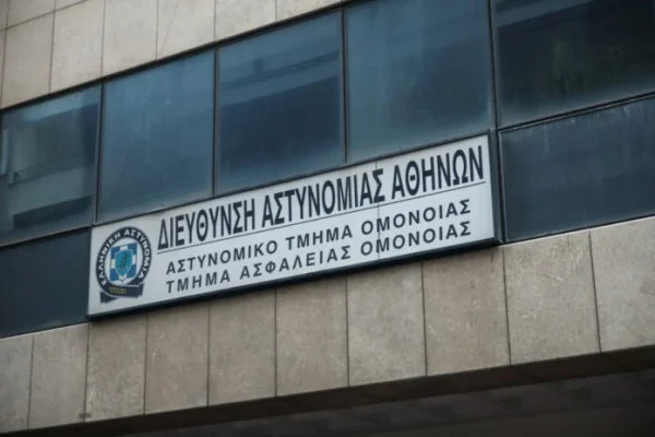 Ένοχοι κατά πλειοψηφία οι δυο αστυνομικοί για τον βιασμό 19χρονης μέσα στο ΑΤ Ομόνοιας