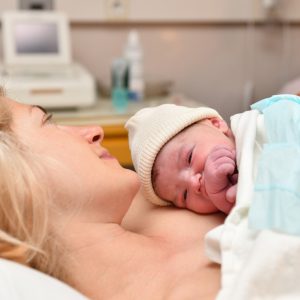Επτά στα δέκα παιδιά στην Ελλάδα γεννιούνται με καισαρική, ποσοστά έως και 84% σε επαρχιακά νοσοκομεία