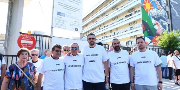 «Δεν σας φοβόμαστε»: Συγκέντρωση έξω από το «Ιπποκράτειο» Θεσσαλονίκης για τον θάνατο της Βάγιας Νέστορα -Άναψαν κεριά στη μνήμη της