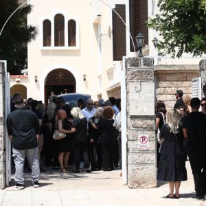 Συγγενείς και φίλοι αποχαιρετούν τον Λορέντζο Καριέρε, δείτε βίντεο και φωτογραφίες