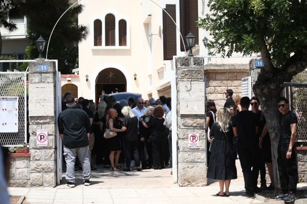 Συγγενείς και φίλοι αποχαιρετούν τον Λορέντζο Καριέρε, δείτε βίντεο και φωτογραφίες