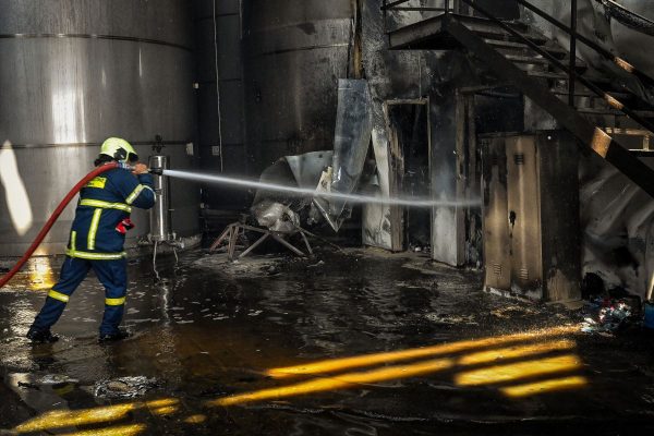 Έκρηξη σε εργοστάσιο στα Εξαμίλια Κορινθίας: Εξετάζεται αν έγινε σε εγκατάσταση προπανίου με καυστήρα, νέο βίντεο-ντοκουμέντο