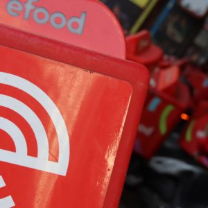 Το efood συμμορφώνεται με τα μέτρα προστασίας των εργαζομένων λόγω καύσωνα – Σε αναστολή το delivery, τι πρέπει να ξέρουν οι καταναλωτές