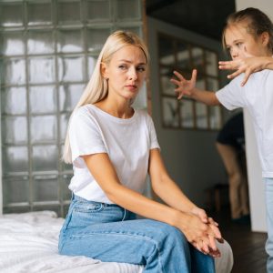 Τι εννοεί πραγματικά το παιδί όταν σας λέει «Είσαι η χειρότερη μαμά στον κόσμο»