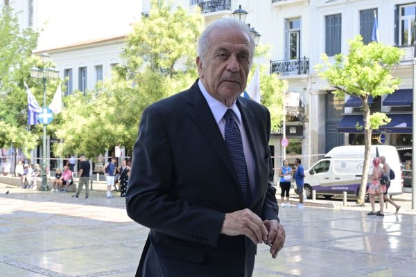 Άρση ασυλίας για τον Αβραμόπουλο μετά το βελγικό ένταλμα για το Qatargate εισηγείται η Επιτροπή Δεοντολογίας της Βουλής