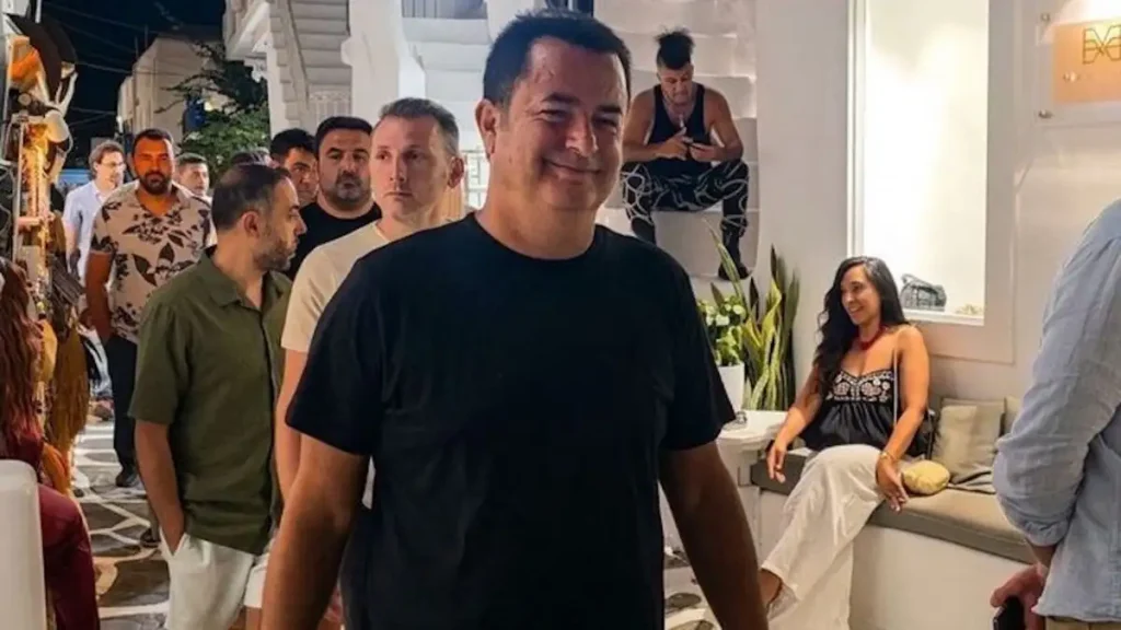 Ο Ατζούν Ιλιτζαλί κάνει διακοπές στη Μύκονο – Βίντεο από βραδινή του έξοδο στα Ματογιάννια