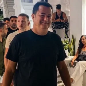 Ο Ατζούν Ιλιτζαλί κάνει διακοπές στη Μύκονο – Βίντεο από βραδινή του έξοδο στα Ματογιάννια