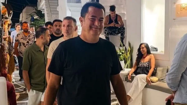 Ο Ατζούν Ιλιτζαλί κάνει διακοπές στη Μύκονο – Βίντεο από βραδινή του έξοδο στα Ματογιάννια