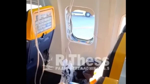 Έσπασε παράθυρο σε πτήση από Θεσσαλονίκη για Μόναχο, τραυματίστηκε επιβάτης που τον τράβηξε ο αέρας