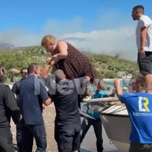 Δραματική διάσωση ηλικιωμένης με σκάφος στην πυρκαγιά της Βοιωτίας - Συγκλονιστικές εικόνες από την απομάκρυνση κατοίκων - ΒΙΝΤΕΟ