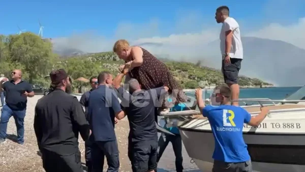 Δραματική διάσωση ηλικιωμένης με σκάφος στην πυρκαγιά της Βοιωτίας - Συγκλονιστικές εικόνες από την απομάκρυνση κατοίκων - ΒΙΝΤΕΟ