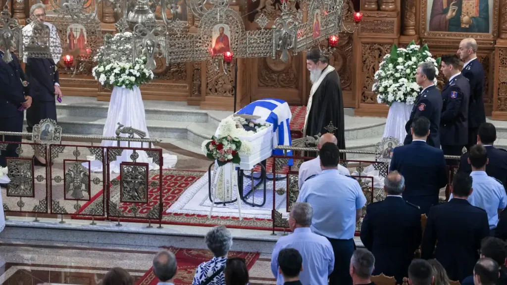 Κωνσταντίνος Λαιμοδέτης: Θρήνος στην κηδεία του 27χρονου Ανθυποπυραγού που έχασε τη ζωή του στο Γύθειο