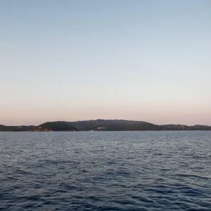 Υπεράκτια αιολικά: Το Ινστιτούτο Τσίπρα αμφισβητεί τη χωροθέτησή τους σε Θρακικό Πέλαγος και Πατραϊκό Κόλπο