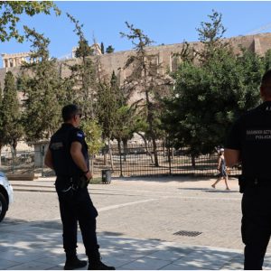 Μαρτυρία για την επίθεση με μαχαίρι στα εκδοτήρια της Ακρόπολης: «Πήγε να σφάξει τη γυναίκα, ακούσαμε φωνές, την είδαμε κάτω με αίματα»