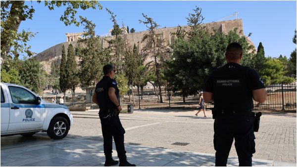 Μαρτυρία για την επίθεση με μαχαίρι στα εκδοτήρια της Ακρόπολης: «Πήγε να σφάξει τη γυναίκα, ακούσαμε φωνές, την είδαμε κάτω με αίματα»
