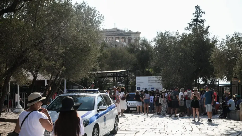 Άνδρας με μαχαίρι τραυμάτισε δύο Ελληνοαμερικανούς τουρίστες στην Ακρόπολη - Σε σοβαρή κατάσταση ο ένας