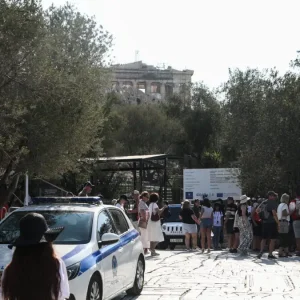 Άνδρας με μαχαίρι τραυμάτισε δύο Ελληνοαμερικανούς τουρίστες στην Ακρόπολη - Σε σοβαρή κατάσταση ο ένας