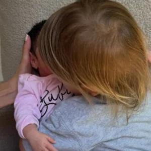 Η Αλεξάνδρα Νίκα φωτογράφισε τον γιο της να κρατά αγκαλιά τη νεογέννητη αδελφή του