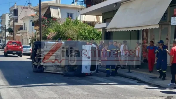Σφοδρή σύγκρουση αυτοκινήτων στην Αμαλιάδα: Τούμπαρε το ένα, δύο γυναίκες απεγκλωβίστηκαν