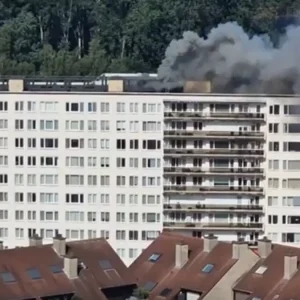 Μεγάλη φωτιά σε 10όροφη πολυκατοικία στην Αμβέρσα – Αναφορές για πολλούς νεκρούς, δείτε βίντεο από το σημείο