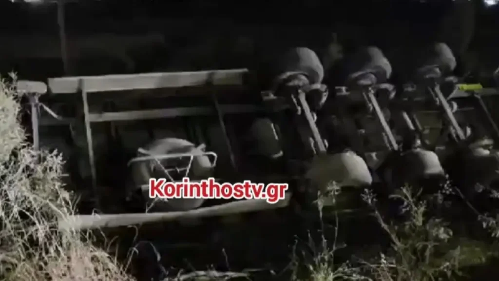 Ανατροπή νταλίκας στην Κορίνθου - Πατρών: Τραυματίστηκε ο οδηγός (ΒΙΝΤΕΟ)