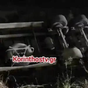 Ανατροπή νταλίκας στην Κορίνθου - Πατρών: Τραυματίστηκε ο οδηγός (ΒΙΝΤΕΟ)