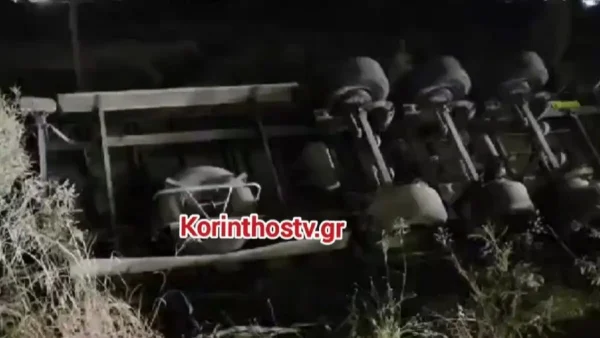 Ανατροπή νταλίκας στην Κορίνθου - Πατρών: Τραυματίστηκε ο οδηγός (ΒΙΝΤΕΟ)